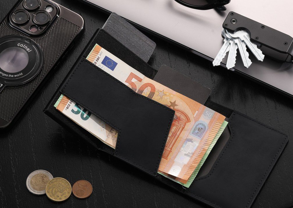 Carte, banconote e spiccioli in un solo portafoglio