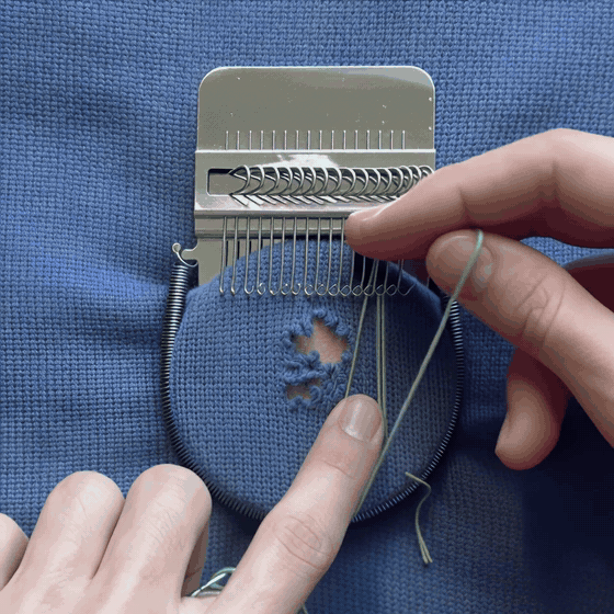 Come si ripara un buco con il telaio da rammendo, dimostrazione